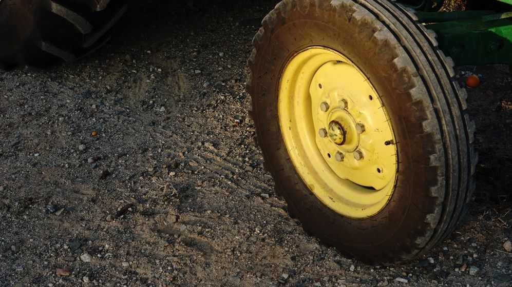 Muže na Novojičínsku přimáčkl v lese traktor, utrpěl vážná zranění